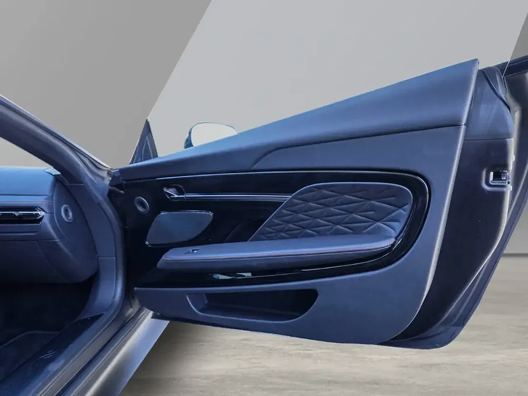 Aston Martin DB12 - Thumbnail 25