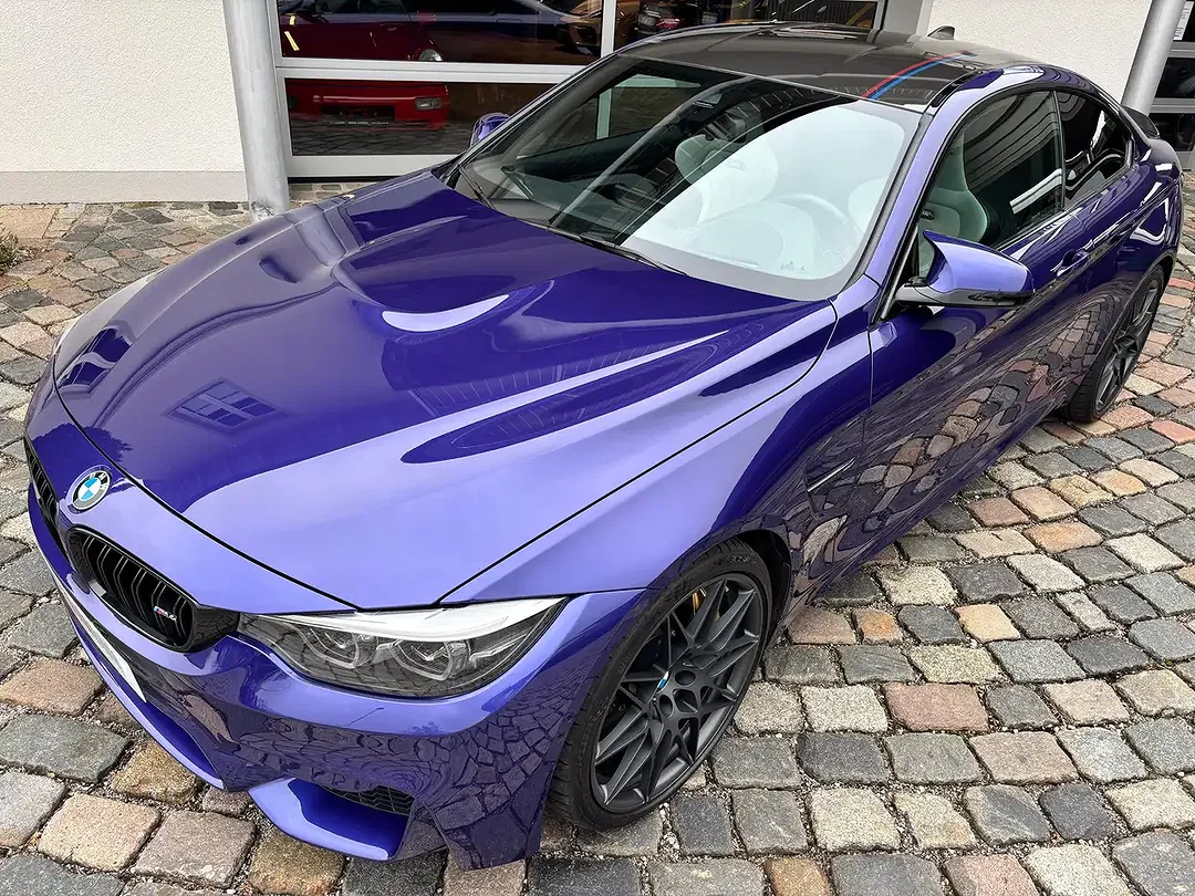 BMW M4 - Thumbnail 3