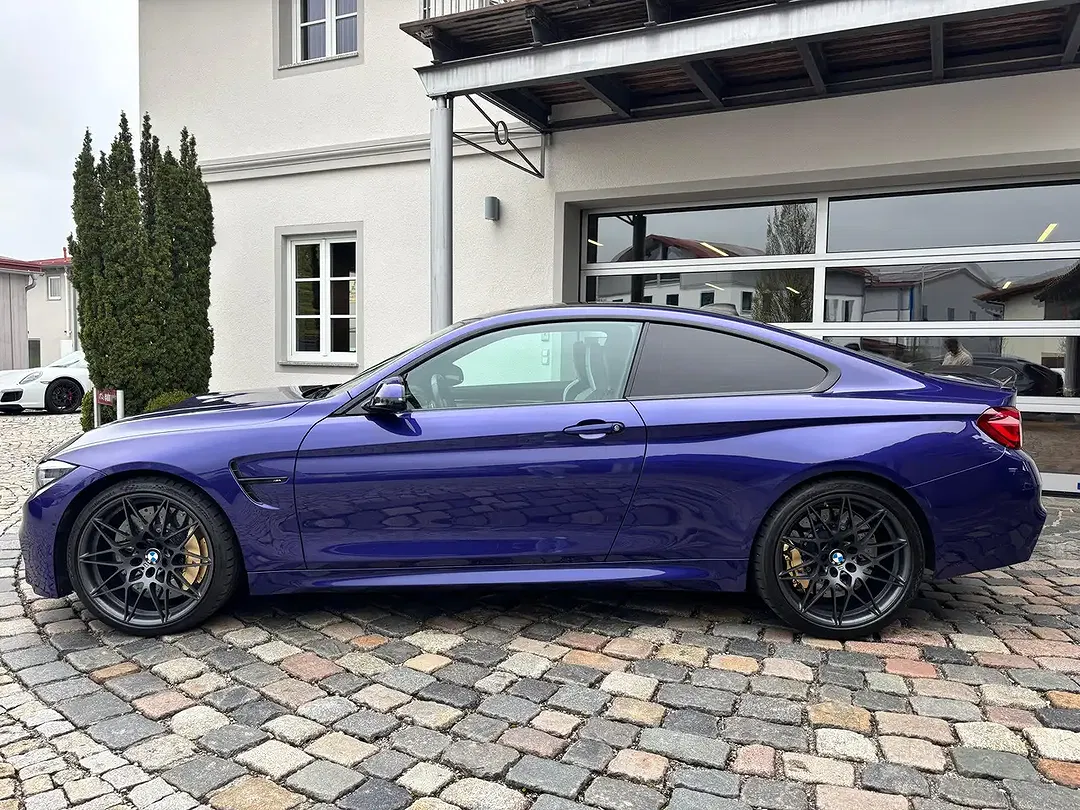 BMW M4 - Thumbnail 4