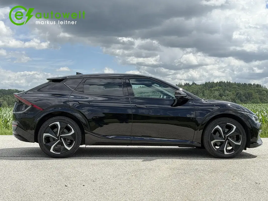 Kia EV6 - Thumbnail 2