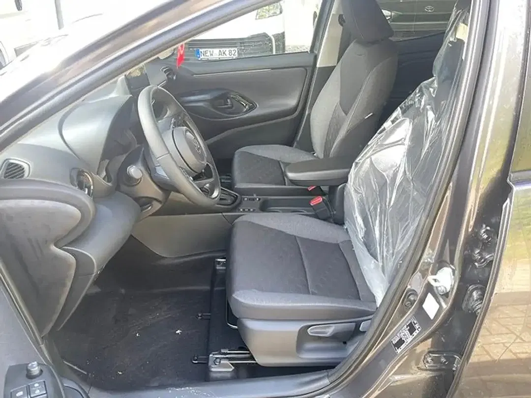 Toyota Yaris - Thumbnail 9
