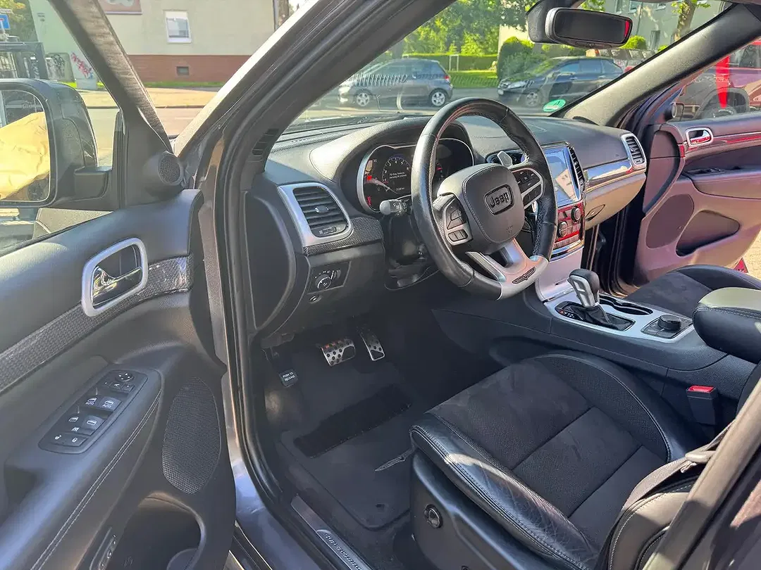 Jeep Grand Cherokee - Thumbnail 11