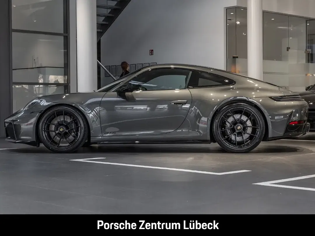 Porsche 992 - Thumbnail 2