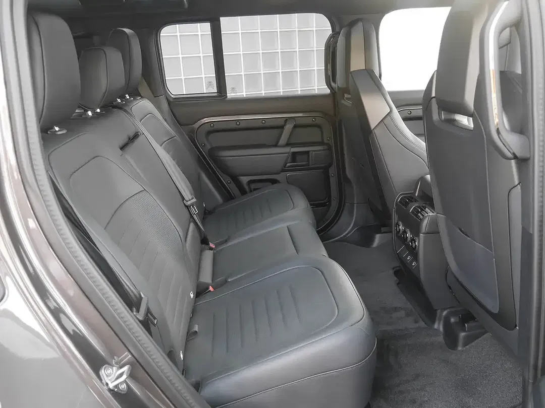 Land Rover Defender - Thumbnail 5