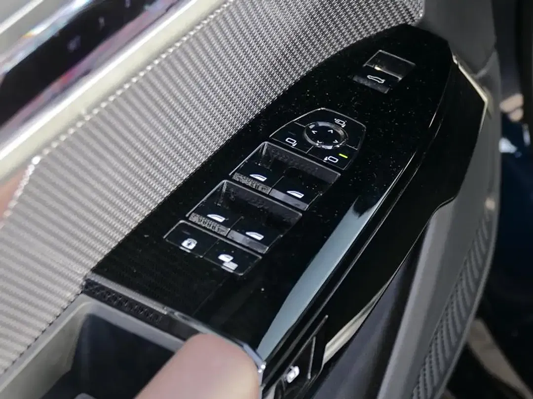 BMW i7 - Thumbnail 14