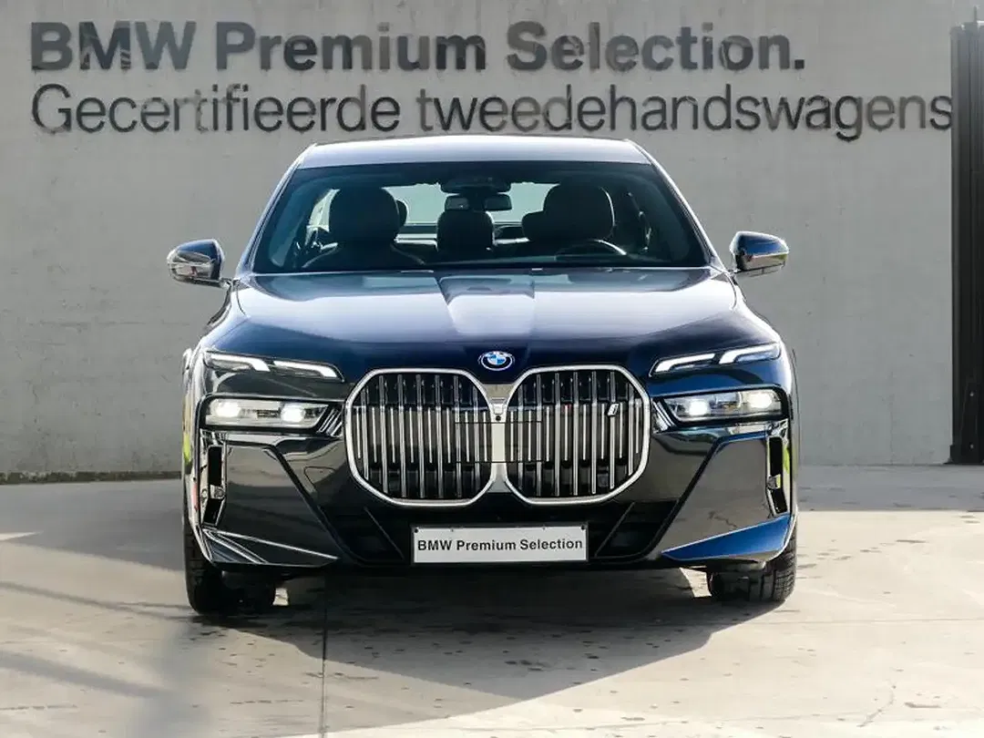 BMW i7 - Thumbnail 2