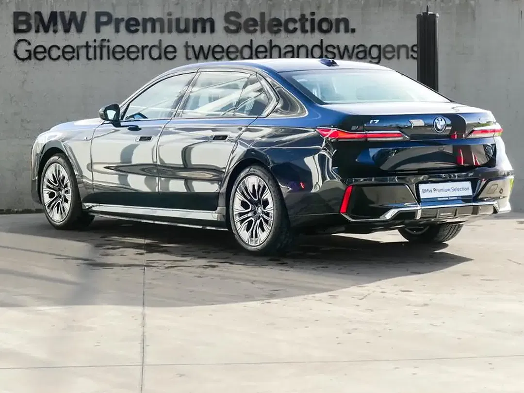 BMW i7 - Thumbnail 5