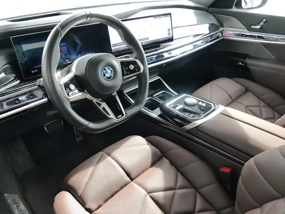 BMW i7 - Thumbnail 6