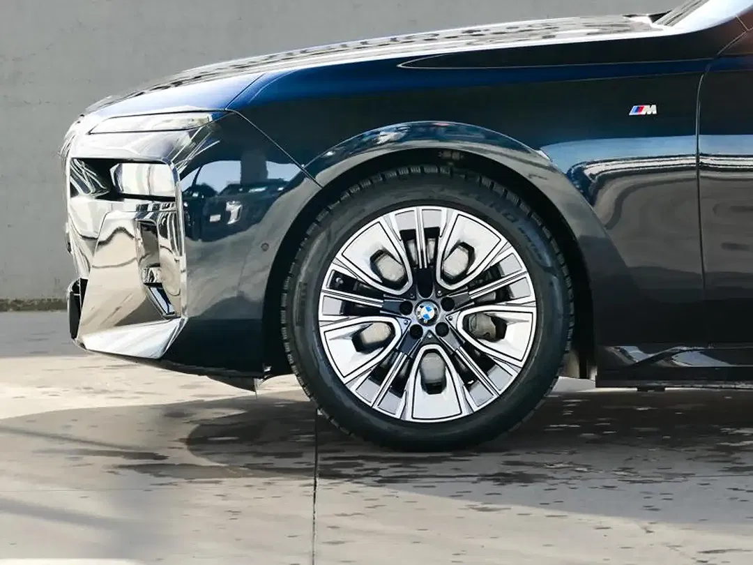 BMW i7 - Thumbnail 8