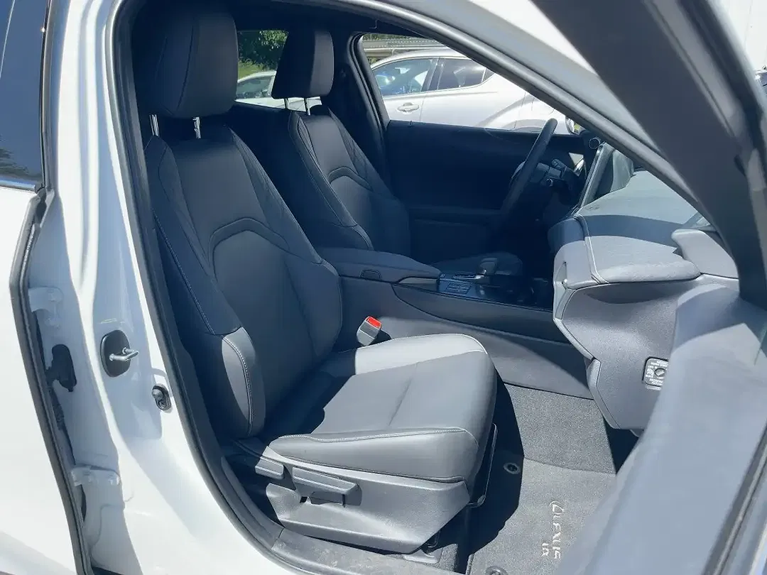 Lexus UX 300h - Thumbnail 9