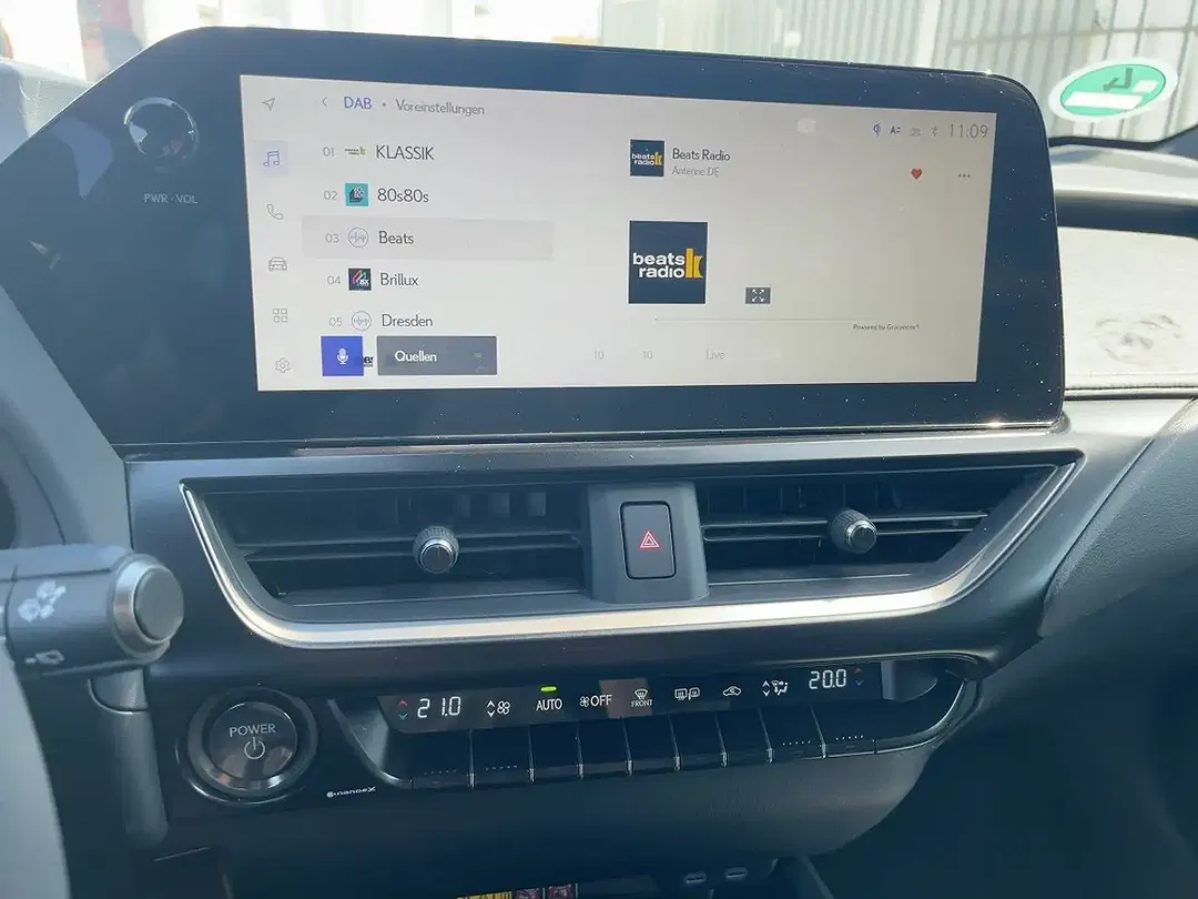 Lexus UX 300h - Thumbnail 12