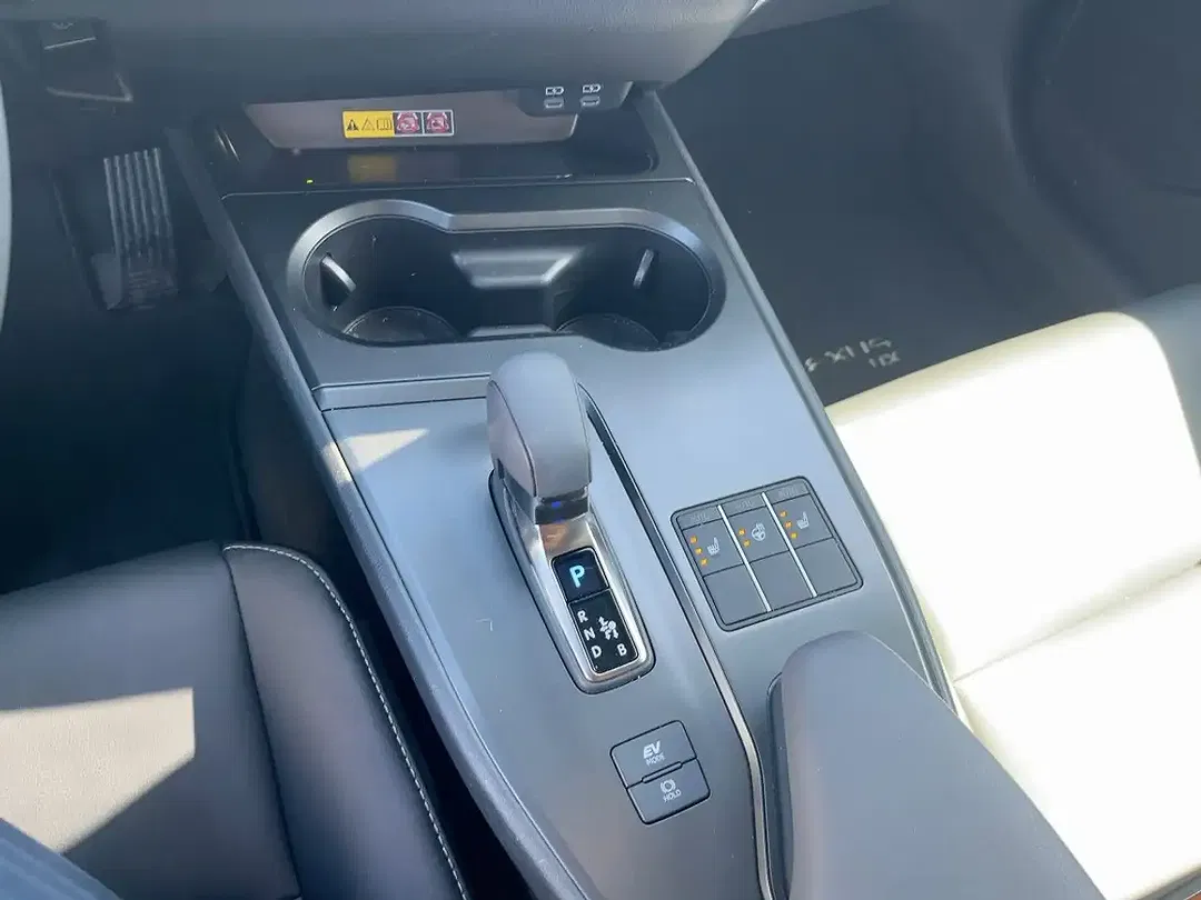 Lexus UX 300h - Thumbnail 14