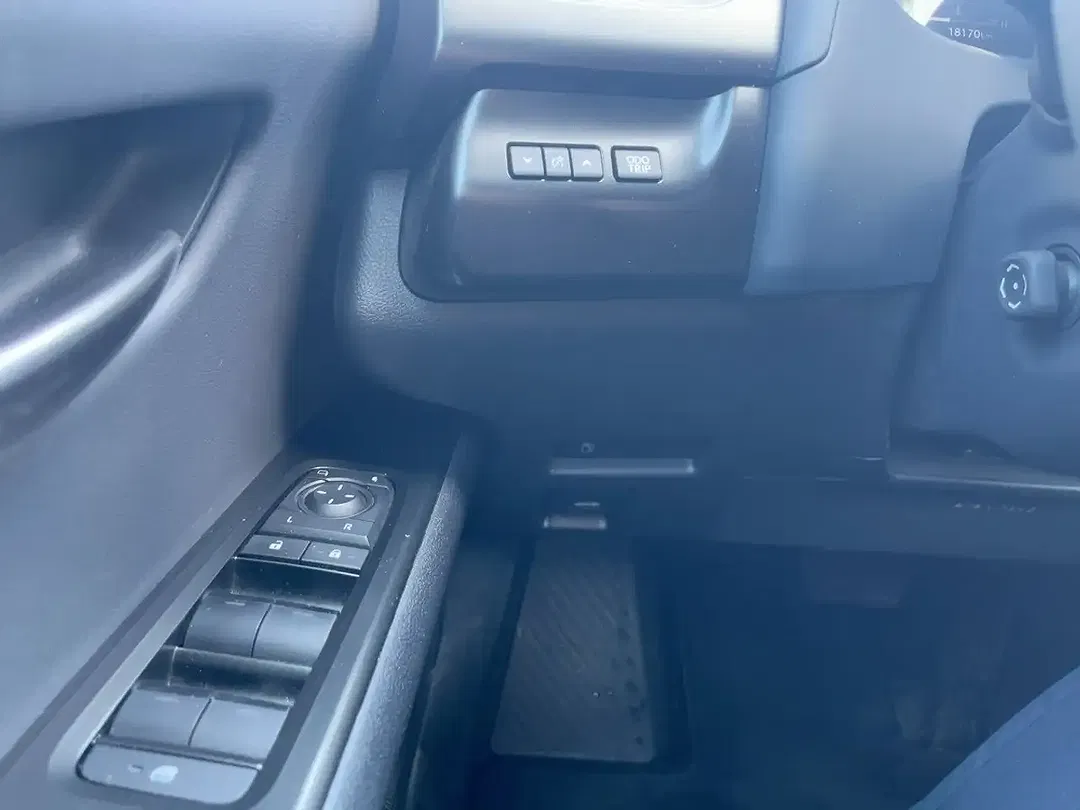 Lexus UX 300h - Thumbnail 15