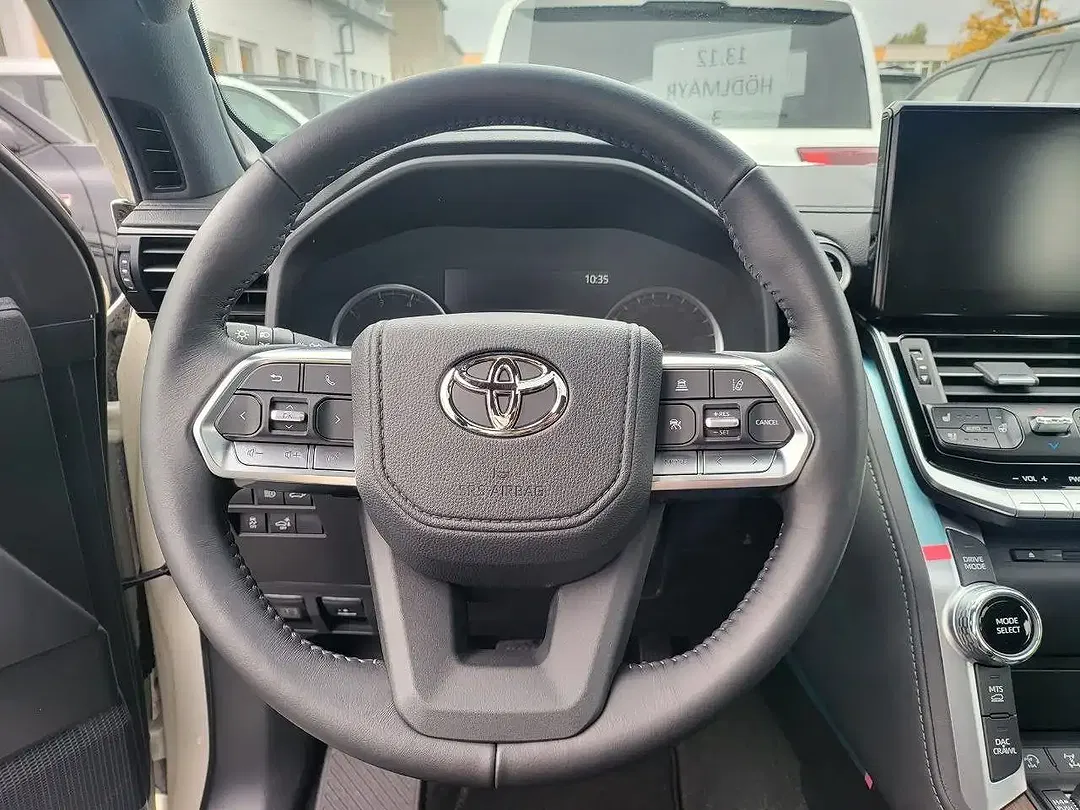 Toyota Land Cruiser - Thumbnail 10