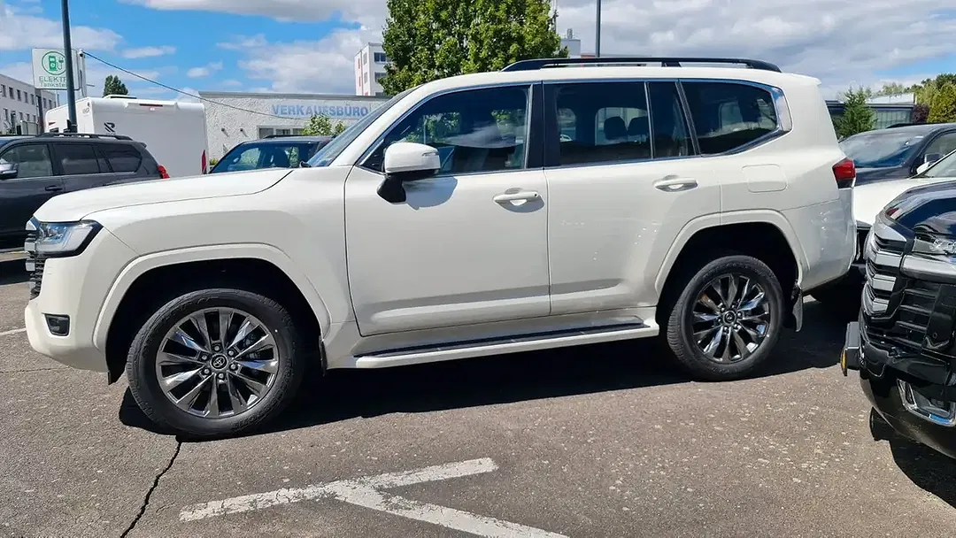 Toyota Land Cruiser - Thumbnail 4