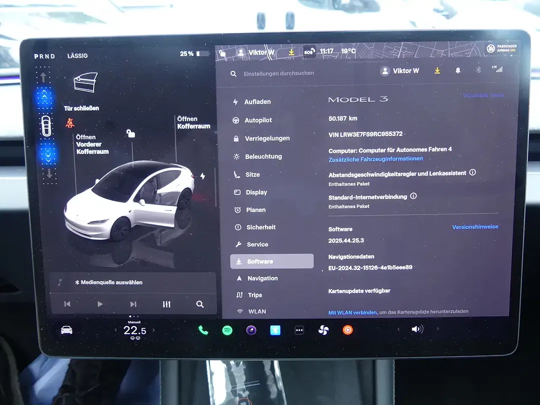 Tesla Model 3 - Thumbnail 11