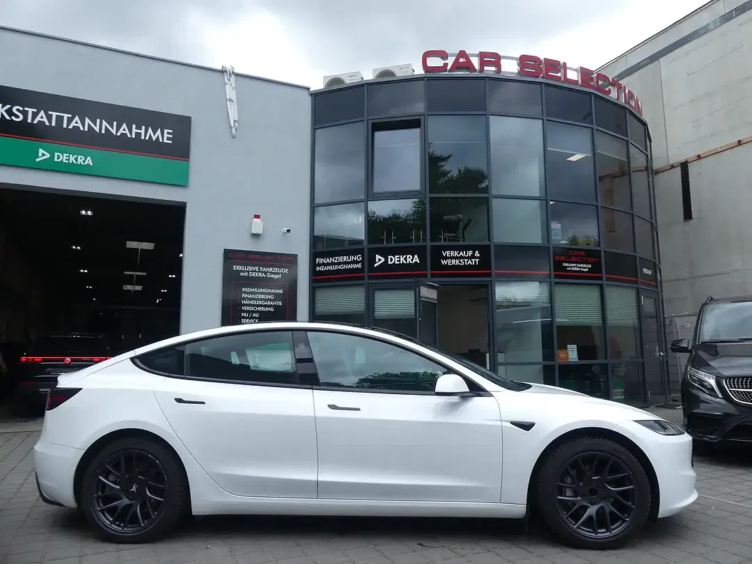 Tesla Model 3 - Thumbnail 15