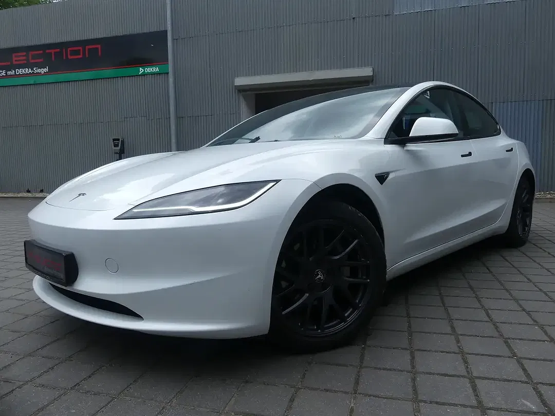 Tesla Model 3 - Thumbnail 2