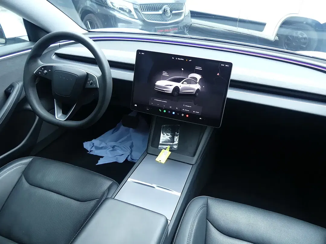 Tesla Model 3 - Thumbnail 3