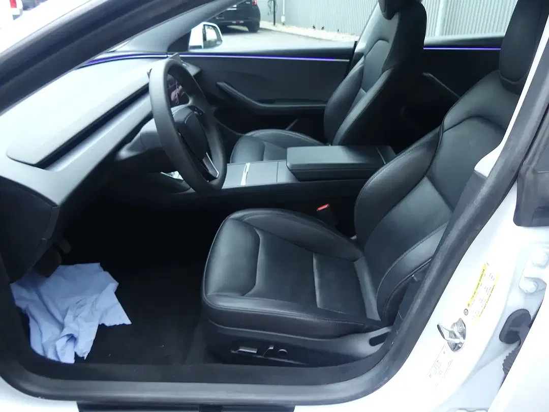 Tesla Model 3 - Thumbnail 4