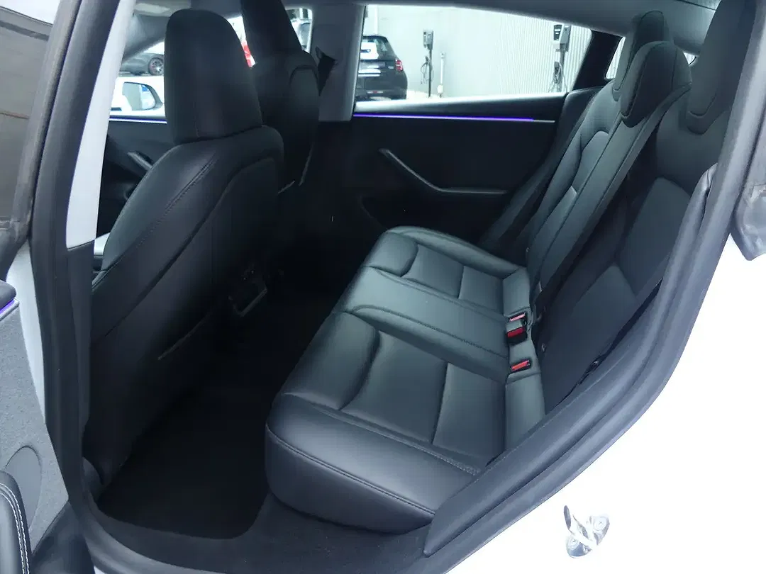 Tesla Model 3 - Thumbnail 5
