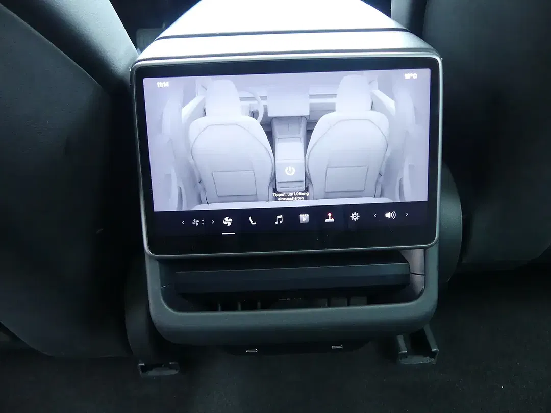 Tesla Model 3 - Thumbnail 6
