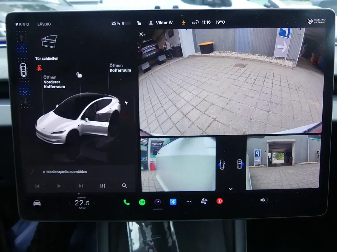 Tesla Model 3 - Thumbnail 8