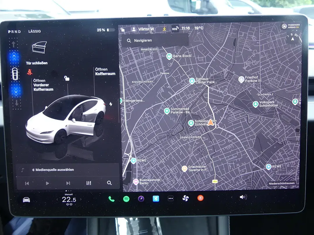 Tesla Model 3 - Thumbnail 9