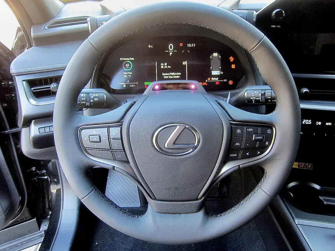 Lexus UX 300h - Thumbnail 11
