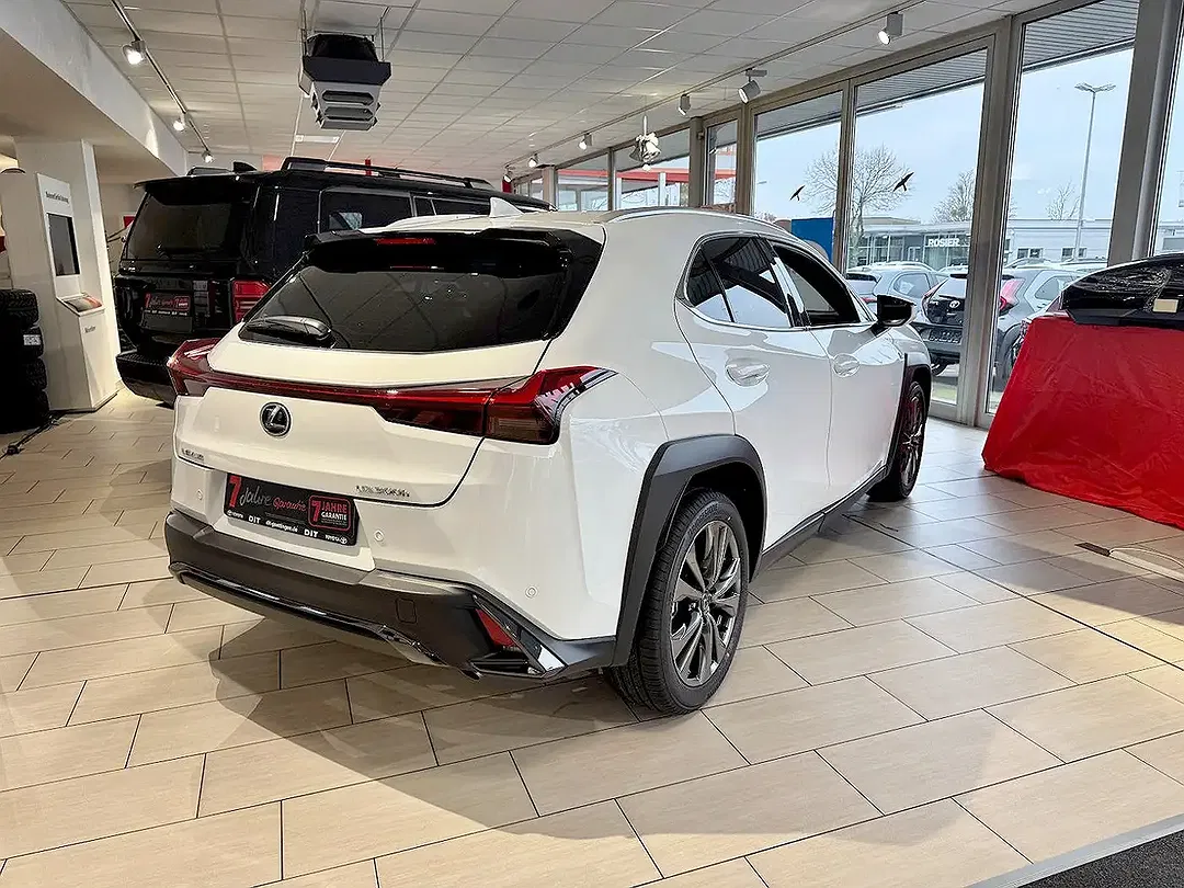 Lexus UX 300h - Thumbnail 3