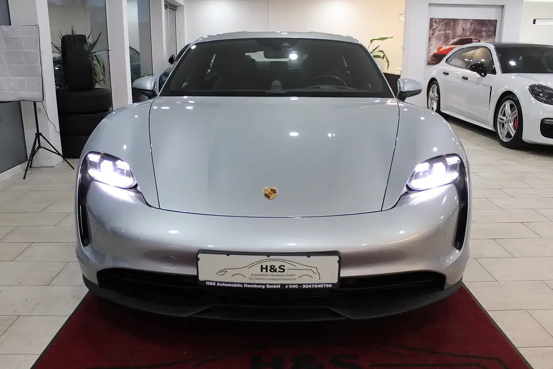 Porsche Taycan - Thumbnail 8