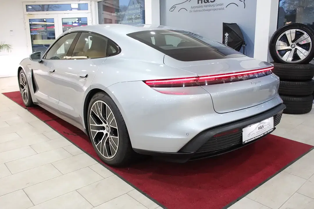 Porsche Taycan - Thumbnail 2