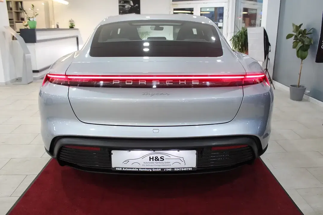 Porsche Taycan - Thumbnail 3