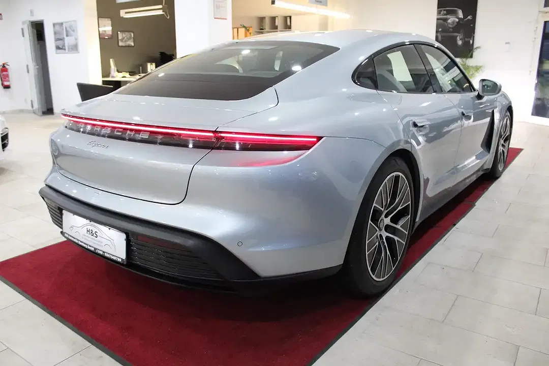 Porsche Taycan - Thumbnail 4