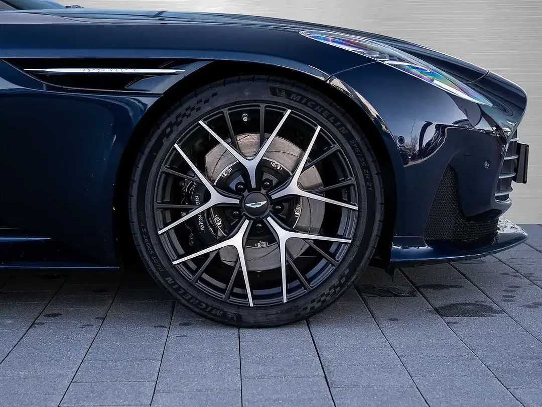 Aston Martin DB12 - Thumbnail 4