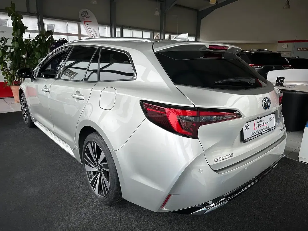 Toyota Corolla - Thumbnail 6