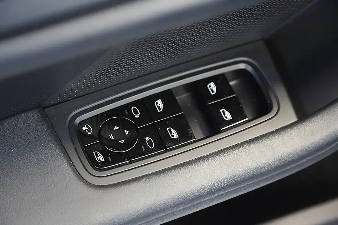 Porsche Taycan - Thumbnail 10