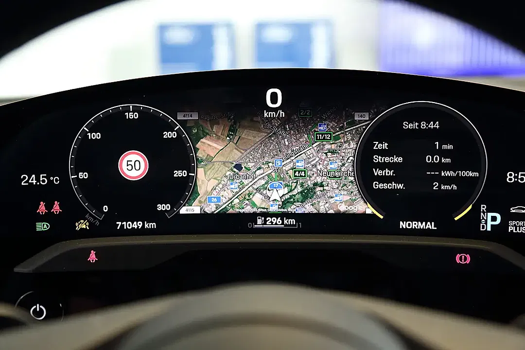 Porsche Taycan - Thumbnail 12