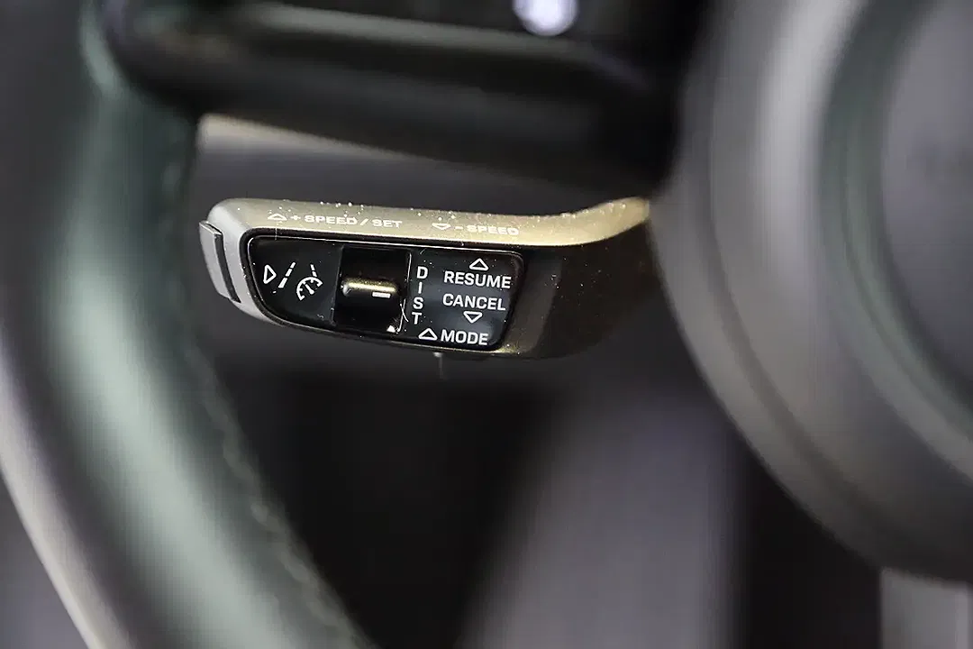 Porsche Taycan - Thumbnail 15