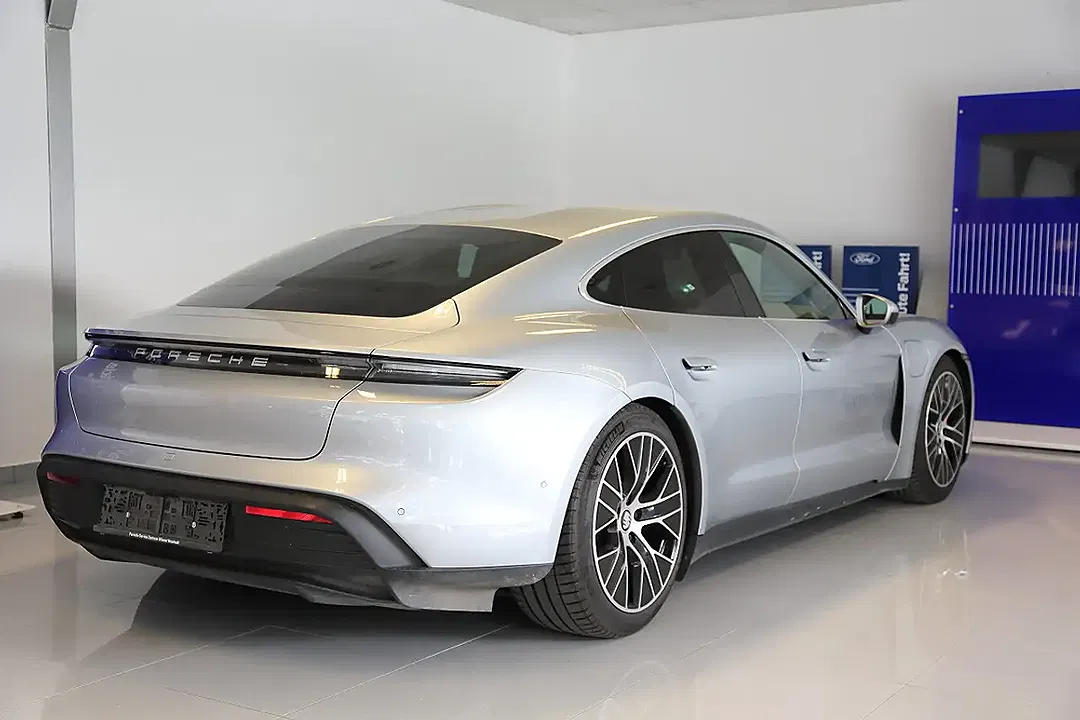 Porsche Taycan - Thumbnail 3