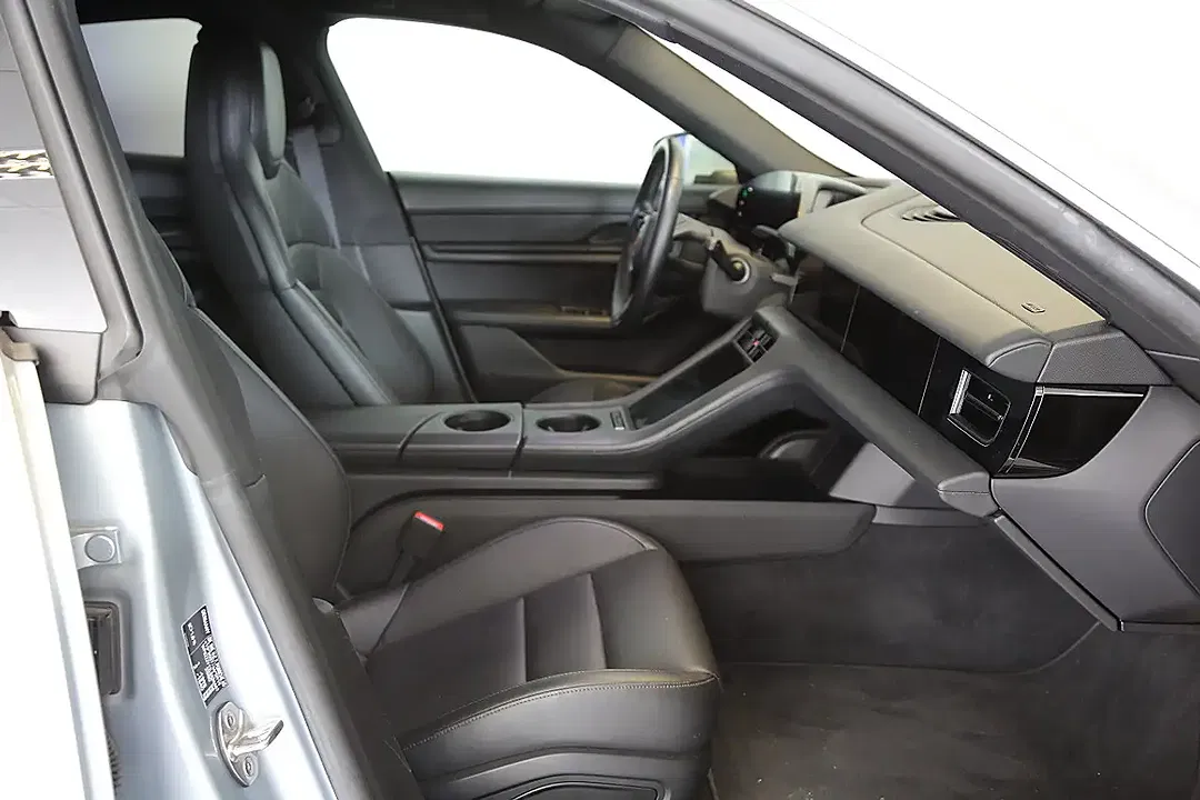 Porsche Taycan - Thumbnail 4