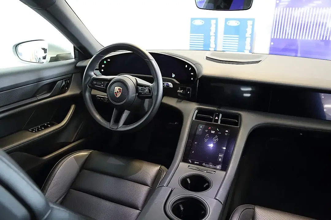 Porsche Taycan - Thumbnail 5