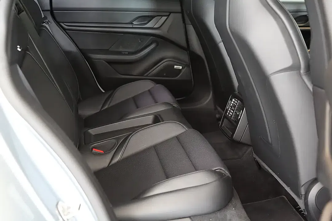 Porsche Taycan - Thumbnail 6