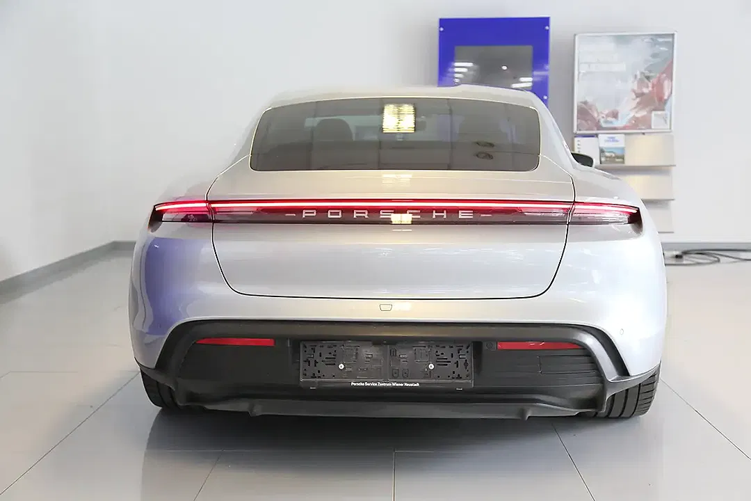 Porsche Taycan - Thumbnail 7
