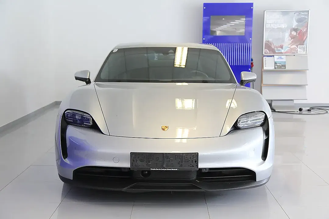 Porsche Taycan - Thumbnail 8
