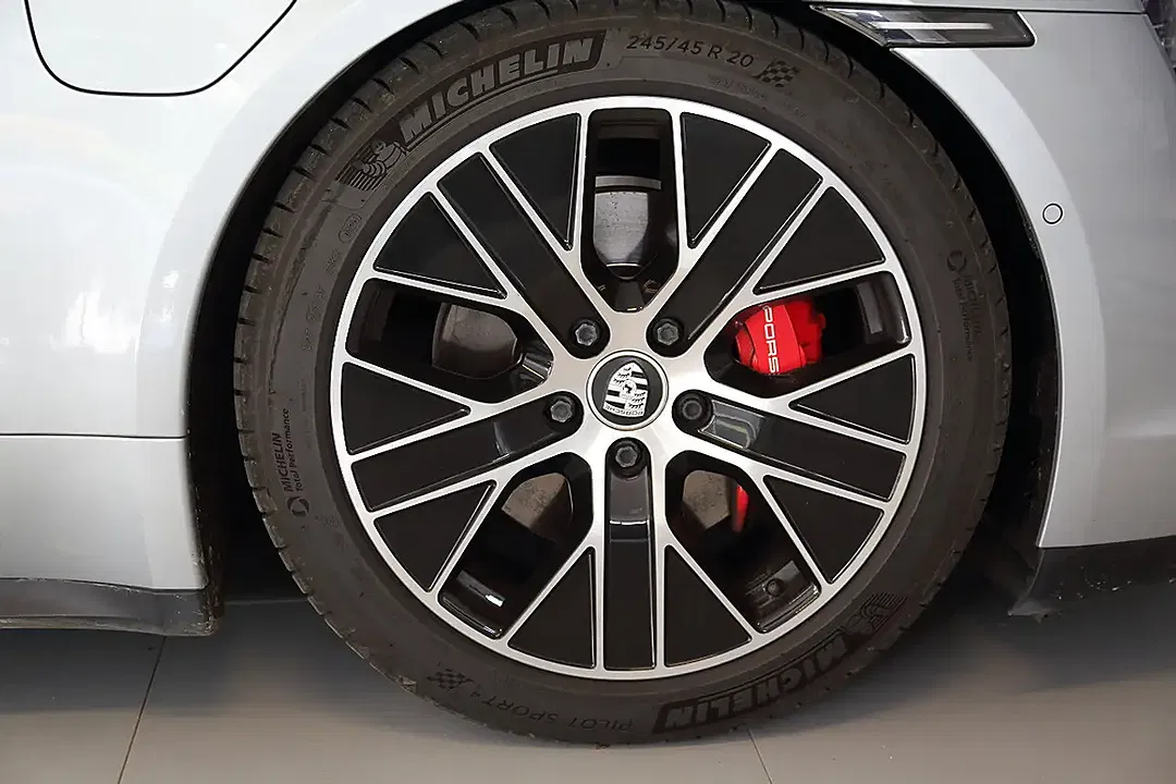 Porsche Taycan - Thumbnail 9