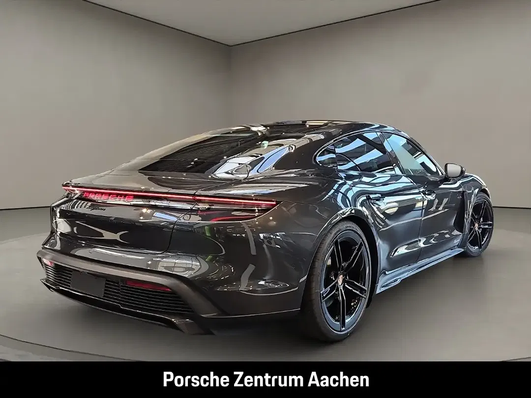Porsche Taycan - Thumbnail 6