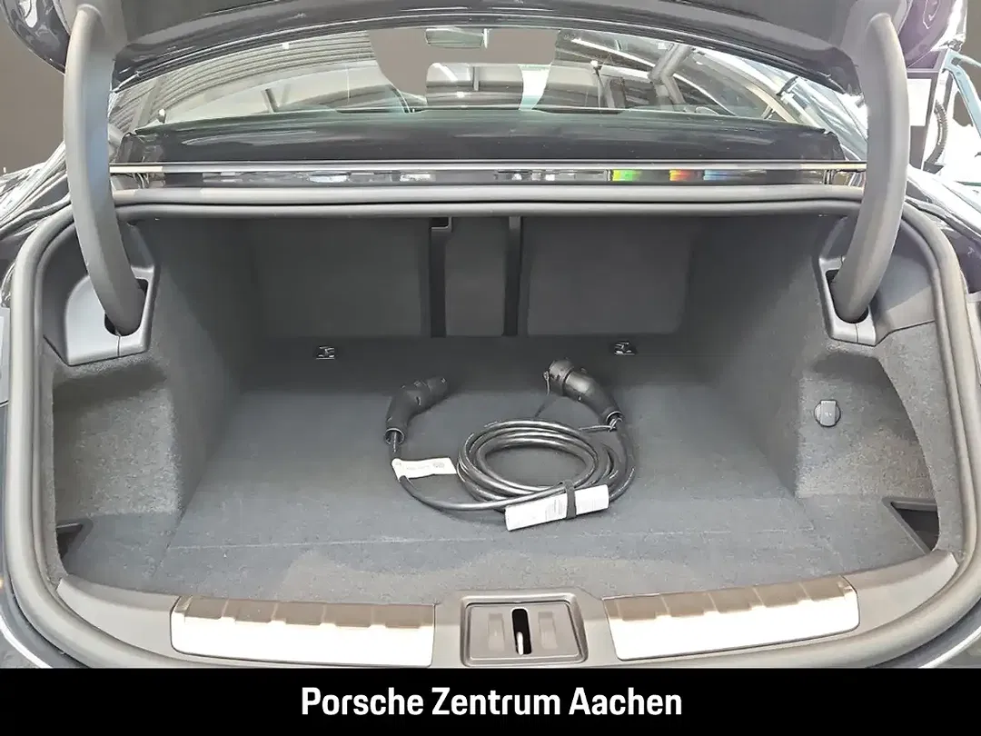 Porsche Taycan - Thumbnail 9