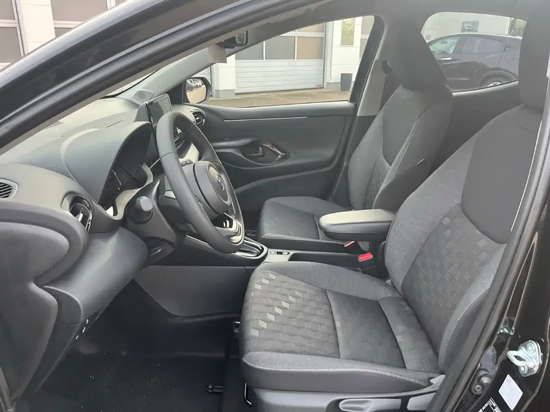 Toyota Yaris - Thumbnail 9