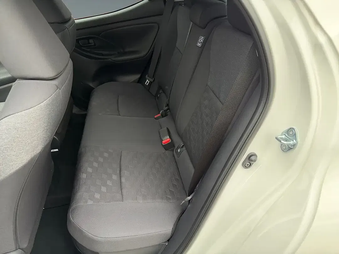 Toyota Yaris - Thumbnail 13